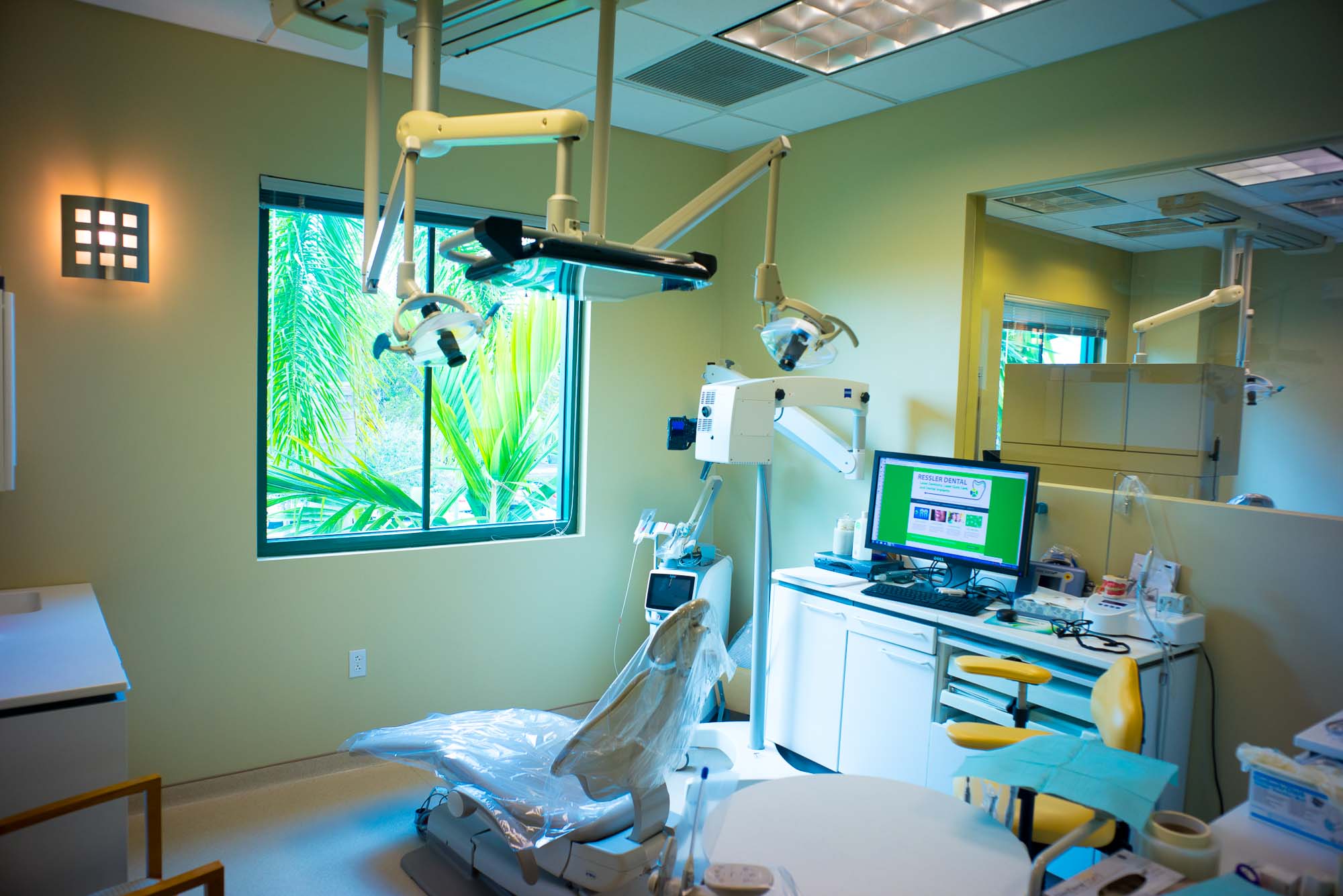Delray Beach dentist and periodontist with hi-tech modern office